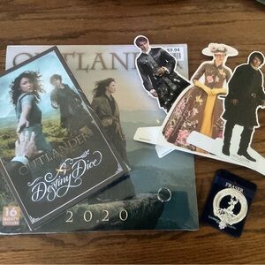 Outlander 2020 Calendar, Destiny Dice Set, 3 Standees, Crest, Wedding ring-7
